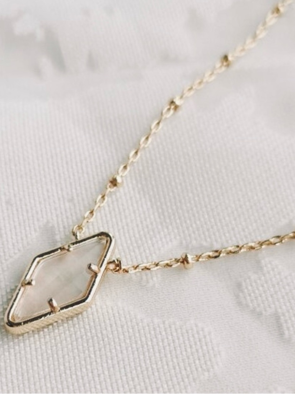 NEW KENDRA SCOTT Kinsley Gold mother of pearl Kite Pendant Necklace - Picture 3 of 4